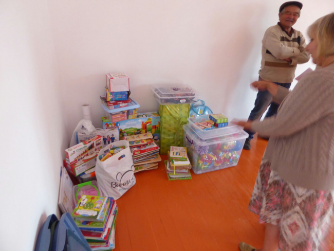 Две школы Иссык-Кульской области получили в дар комплект книг и игрушек для особенных детей