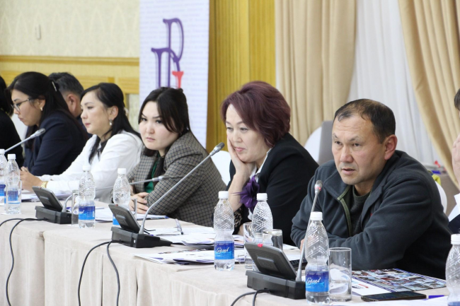 Кыргызстандын муниципалдык кызматчыларына жана жергиликтүү кеңештеринин депутаттарына өз квалификациясын жогорулатууга эмнелер тоскоол болууда?